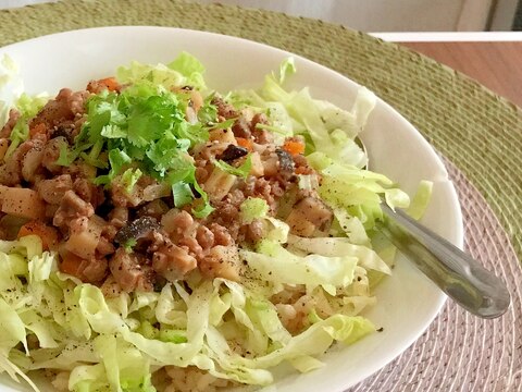 大豆ミートの台湾風そぼろを使ったサラダごはん